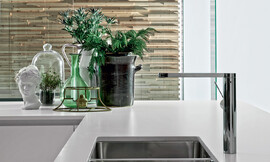 Het rechtlijnige ontwerp van gootsteen en kraan past naadloos in het totaalconcept van deze moderne design keuken. Zuordnung: Stil Design-keukens, Planungsart U-vormige keuken