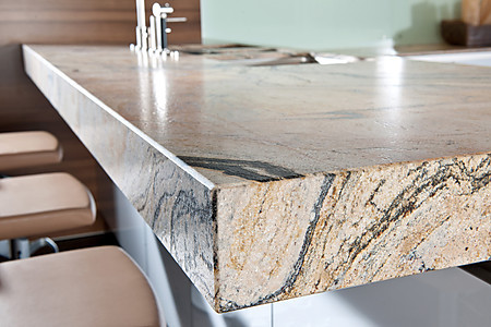 Keukenbar met leerachtig steenoppervlak in de Leather Look