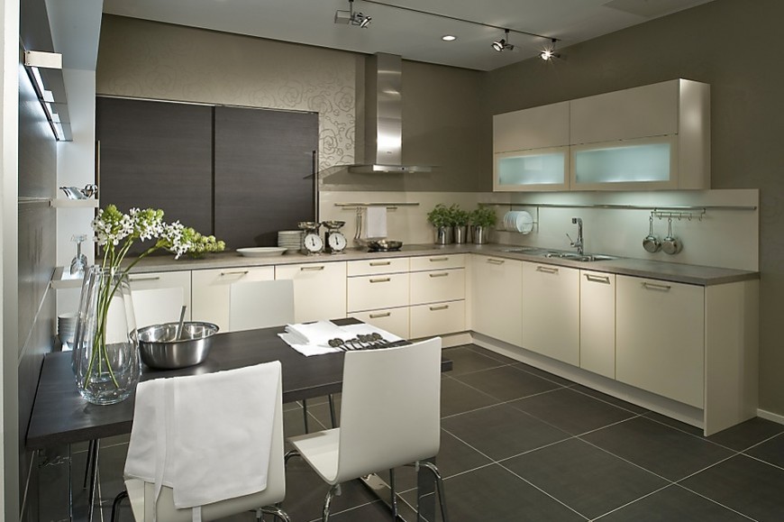 U-vormige keuken wit gecombineerd met donker hout