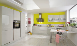 Deze  twee keukenregels in modern hoogglans  bieden  veel opbergruimte  met een greeploos concept. Deze keuken is geschikt voor verschillende ruimtes. Zuordnung: Stil Moderne keukens, Planungsart U-vormige keuken