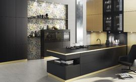Voor liefhebbers van rechtlijnige keukenontwerpen is deze keuken een optie. Goudkleurige accenten laten de zwarte, greeploze designkeuken bijzonder edel overkomen. Zuordnung: Stil Design-keukens, Planungsart keukenblok