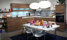 Fronten met greeplijsten en donker hout. Mozaïek tegeltjes op de achterwand. Zitgelegenheid aan aparte tafel. Zuordnung: Stil Moderne keukens, Planungsart keukenblok