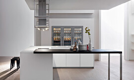 Hier ziet u een detailfoto van de tafel die vanuit het keukeneiland loopt. Zuordnung: Stil Design-keukens, Planungsart Keuken met zitgelegenheid
