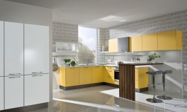 Deze keuken bedient zich van een kleurenpalet dat mango geel, gebroken wit behang, en een donkere houten bar met zichtbare tekening combineert. Zuordnung: Stil Moderne keukens, Planungsart L-vormige keuken