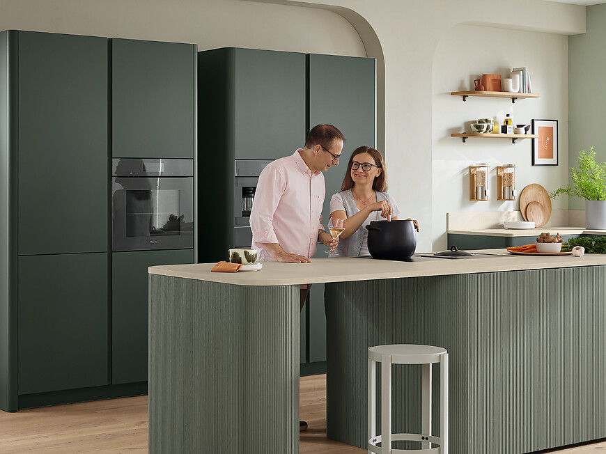 Groene designkeuken met zachte rondingen (Ballerina Keukens)