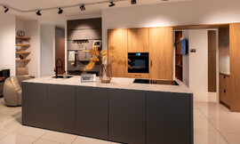 Een eilandkeuken die gezelligheid en modern design combineert. Met lichte houtfronten straalt hij warmte en stijl uit. Hoogwaardige apparatuur zorgt voor een duurzame en praktische keukenervaring. Zuordnung: Stil Moderne keukens, Planungsart Keuken met keukeneiland