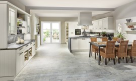 Deze open keuken in landhuisstijl is royaal gepland met liefdevolle details en is van open kasten voorzien. Zuordnung: Stil Landelijke keukens, Planungsart Keuken met keukeneiland