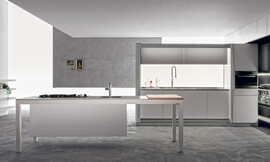 Hier ziet u de combinatie van het keukeneiland Banco met het keukendeel Tivalì. Rechtlijnigheid, licht grijs, subtiel gebruik van hout. Greeploze fronten sieren deze design keuken. Zuordnung: Stil Luxe keukens, Planungsart keukenblok