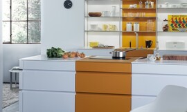Hier ziet u wat voor een effect bereikt kan worden door kleurcontrasten te introduceren in verder identieke keukenmeubels. De trendy kleur &quot;curcuma&quot; is nu weer verkrijgbaar, net als de actuele retrokleuren &quot;saffraan&quot; en &quot;petrol&quot;. Zuordnung: Stil Design-keukens, Planungsart Detail keukenontwerp