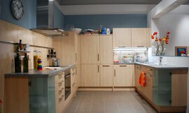 U-vormige keuken met lichte fineerfronten en twee glazen hoeken. Zuordnung: Stil Moderne keukens, Planungsart Open keuken (woonkeuken)