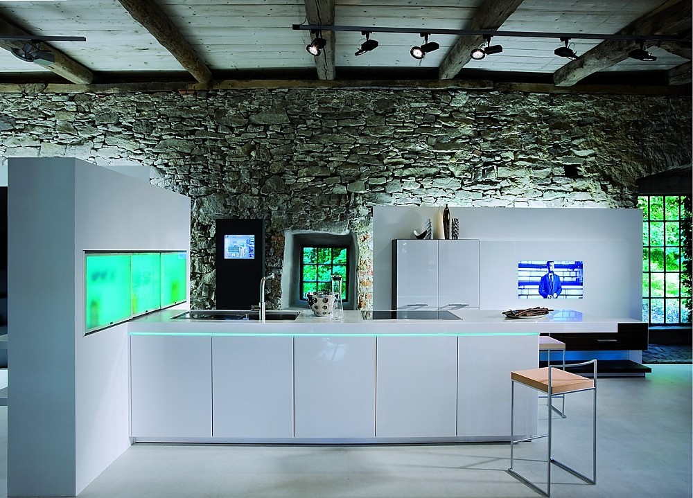 Deze strakke design keuken benadrukt met een horizontale verlichtingsstreep het geruime aanrechtblad van deze futuristische keuken. Greeploze fronten. Zuordnung: Stil Luxe keukens, Planungsart Keuken met keukeneiland