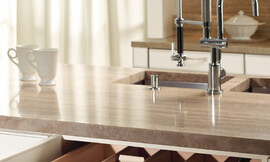 Zeer degelijk binnenwerk van hout met elementen van roestvrij staal. De indeling is variabel. Hier ziet u ook een mooie handdouche. Zuordnung: Stil Landelijke keukens, Planungsart Open keuken (woonkeuken)