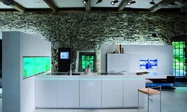 Deze strakke design keuken benadrukt met een horizontale verlichtingsstreep het geruime aanrechtblad van deze futuristische keuken. Greeploze fronten. Zuordnung: Stil Luxe keukens, Planungsart Keuken met keukeneiland