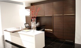 Hier ziet u hoe een keuken ook als werkplek kan functioneren. Grote wandkast met houten fronten, in verbinding met een vrijstaand kastje met witte fronten. Zuordnung: Stil Design-keukens, Planungsart Open keuken (woonkeuken)