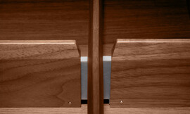Lades van notenhout met variabele indeling. Detailfoto van het indelingssysteem. Zuordnung: Stil Design-keukens, Planungsart keukenblok