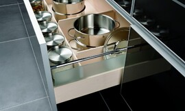 Binnenwerk van de diepere lades voor potten en pannen. Variabele indeling en makkelijk schoon te maken. Zuordnung: Stil Moderne keukens, Planungsart keukenblok