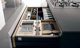 Extra dun aanrechtblad en elegante indeling van de besteklade. Stevige greeplijst. Zuordnung: Stil Design-keukens, Planungsart Binneninrichting van de keuken