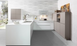 Open keuken met zithoek en zacht wit oppervlakte van kunststof: een keuken, waar de aantrekkelijke prijs niet aan te zien is. De zachte, matte oppervlakten met perfect afgewerkte randen zijn nauwelijks als kunststof te herkennen. De vriendelijke kleuren nodigen uit om gezamenlijk te koken en te ontbijten aan de eetbar. Functionele kasten maken het gebruik comfortabel - tot in elke hoek. Zuordnung: Stil Moderne keukens, Planungsart Open keuken (woonkeuken)