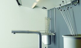 Innovatieve strip onder bovenkasten om dingen op te hangen en met stroomvoorziening en verlichting. Zuordnung: Stil Moderne keukens, Planungsart keukenblok