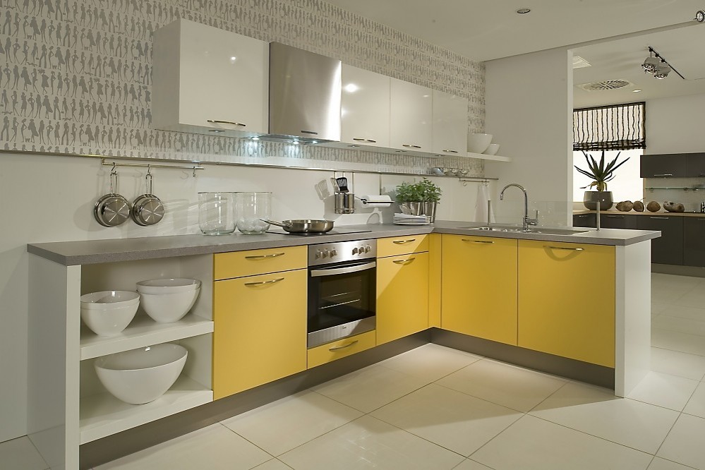 U vormige keuken met bar sepia bruin met wit