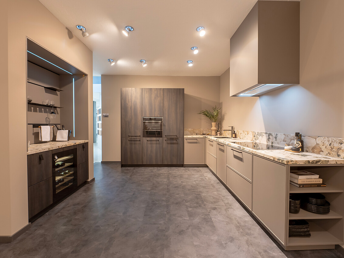 Een designkeuken met een unieke kleurcombinatie. Deze dubbele keukenblokken bieden hoogwaardige afwerking en voldoende opbergruimte. Ballerina staat bekend om robuuste kwaliteit en maatwerk. Zuordnung: Stil Moderne keukens, Planungsart keukenblok