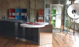Vrijstaand, afgerond keukenblok met extra brede wangen en een niervormige, witte tafel. Design. Zuordnung: Stil Design-keukens, Planungsart Open keuken (woonkeuken)