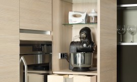 Uittrekbare apparatuurkast met lade. Materiaal: inline kristal beuken. Dit is dé manier om op kleiner oppervlakte een zeer functionele keuken te creëren die tevens rustig oogt wanneer niet in gebruik. Zuordnung: Stil Klassieke keukens, Planungsart Detail keukenontwerp