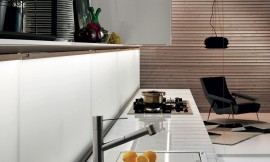 Esthetisch en functioneel op het hoogste niveau: een gootsteen met verschuifbare snijplank. Zuordnung: Stil Design-keukens, Planungsart Detail keukenontwerp
