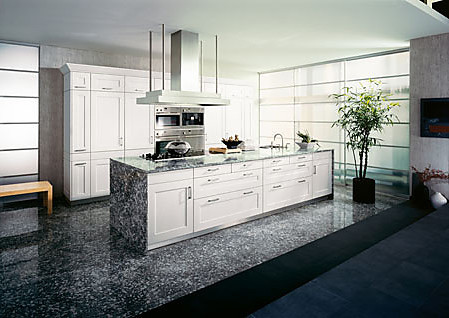Houten keuken met wit dennenhoutfineer keukenfront