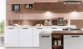 Zachte accenten maar heldere vormen kenmerken deze keuken met kookeiland. Zuordnung: Stil Moderne keukens, Planungsart U-vormige keuken