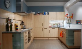 U-vormige keuken met lichte fineerfronten en twee glazen hoeken. Zuordnung: Stil Klassieke keukens, Planungsart Keuken met keukeneiland