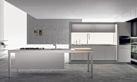 Hier ziet u de combinatie van het keukeneiland Banco met het keukendeel Tivalì. Rechtlijnigheid, licht grijs, subtiel gebruik van hout. Greeploze fronten sieren deze design keuken. Zuordnung: Stil Design-keukens, Planungsart Keuken met keukeneiland