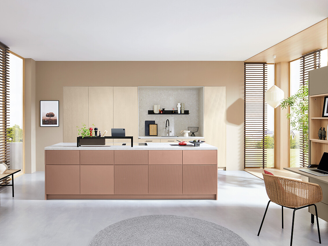 Greeploos en stijlvol design met diverse structuren – deze eilandkeuken combineert lichte houttinten met een uniforme afwerking. Zuordnung: Stil Design-keukens, Planungsart Keuken met keukeneiland