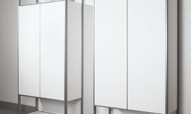 Witte hoogkasten met aluminiumelementen. Binnen het raamwerk zijn boven en onder open ruimtes aangebracht voor een bijzonder architectonisch effect. Zuordnung: Stil Klassieke keukens, Planungsart L-vormige keuken