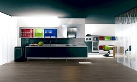 Met extra dunne wangen en werkblad. Bonte achterwanden in de glazen hangkasten en met poten in plaats van sokkel. Zuordnung: Stil Design-keukens, Planungsart Binneninrichting van de keuken