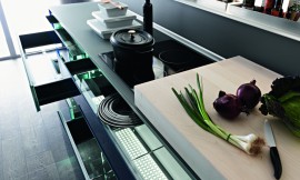 Verschuifbare snijplank, keukenlades met blauw glazen bodem. Zuordnung: Stil Luxe keukens, Planungsart Open keuken (woonkeuken)