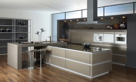 Pure architectuur. Dit strakke en markante ontwerp van een greeploze keuken is esthetisch en praktisch. Oppervlakten van glas met daarachter lak - hygiënisch en bijzonder stootvast voor het dagelijkse gebruik. Gekookt wordt er op het kookeiland. Haaks op het beige kookeiland staat de bar, met het tafelblad dat als het ware op het kookeiland ligt. De zitgelegenheid bestaat uit twee krukken aan de bar. Zuordnung: Stil Luxe keukens, Planungsart Keuken met keukeneiland