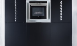 Luxe hoogkast met apparatuurkast. Matzwart met verticaal ornament. In het midden een vak voor inbouwapparatuur zoals de oven. Zuordnung: Stil Luxe keukens, Planungsart Keuken met keukeneiland