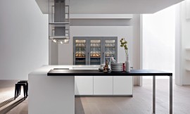 Hier ziet u een detailfoto van de tafel die vanuit het keukeneiland loopt. Zuordnung: Stil Luxe keukens, Planungsart Keuken met keukeneiland