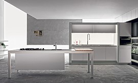 Hier ziet u de combinatie van het keukeneiland Banco met het keukendeel Tivalì. Rechtlijnigheid, licht grijs, subtiel gebruik van hout. Greeploze fronten sieren deze design keuken. Zuordnung: Stil Luxe keukens, Planungsart L-vormige keuken