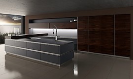 Luxe keuken met aluminium greeplijsten en een eetbar. Tineo moscato edelfineer voor de in de muur gebouwde hoogkasten. Zuordnung: Stil Design-keukens, Planungsart Detail keukenontwerp