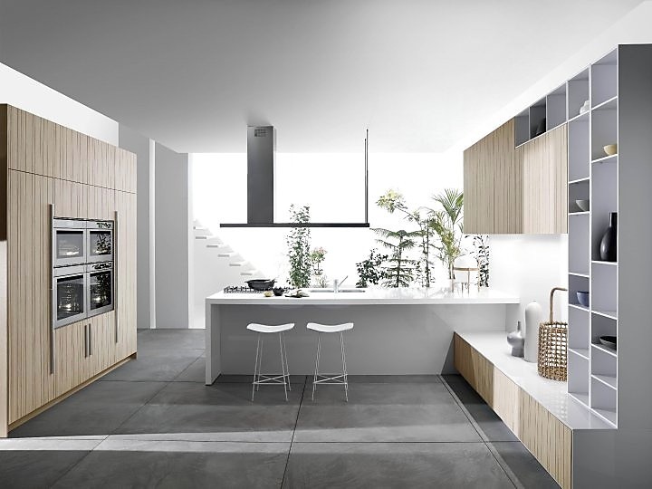 Deze U-vormige design keuken omarmt een speelse vormentaal. U kunt koken aan een centrale witte bar met krukken. Keukenmeubels deels open en deels met houten fronten. Zuordnung: Stil Moderne keukens, Planungsart U-vormige keuken