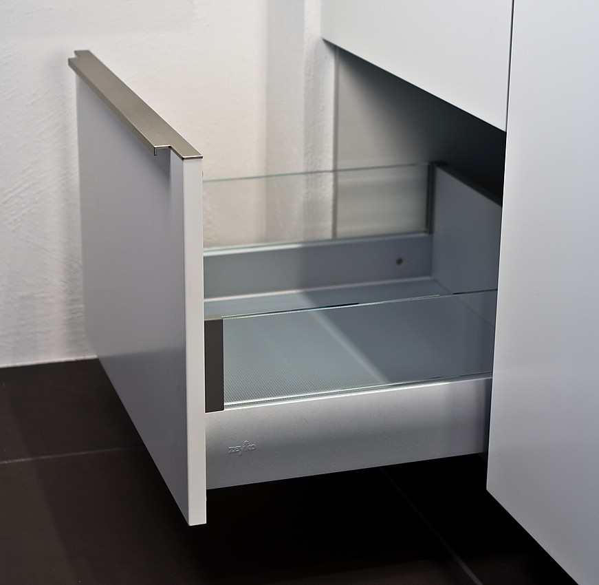 Witte lade met greeplijsten van aluminium
