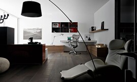 Hier ziet u de woonkamer die verbonden is met de keuken. Kastjes op verschillende hoogten, bijzondere zitmeubelen. Zuordnung: Stil Moderne keukens, Planungsart Keuken met zitgelegenheid