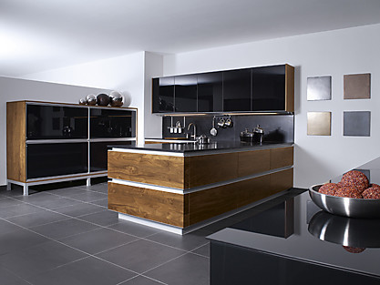Houten keuken met notenboomfront
