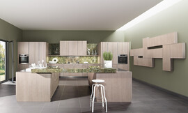 Moderne behaaglijkheid en absolute elegantie. Het oppervlakte is gebeitst in de tint &quot;zilver eik&quot;, waardoor deze top-keuken herinnert aan de natuurlijkheid van oude versleten houtplanken. Daarnaast is er in het aanrechtblad gebruik gemaakt van een mos-motief.

De keuken bestaat uit vele losse onderdelen. Twee eilanden, verbonden door het werkblad zorgen voor een zitgelegenheid en genoeg bergruimte voor potten en pannen. Het wandgedeelte bestaat aan weerszijden uit hoge kasten waarin op praktische werkhoogte de apparatuur is opgenomen. Tussen de hoge kasten zijn de onderkasten aangebracht met daarboven een legplank en nog een paar hangkasten, zodat er werkelijk genoeg bergruimte in deze ruime keuken beschikbaar is. Zuordnung: Stil Klassieke keukens, Planungsart Detail keukenontwerp
