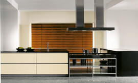 Tijdloos door eenvoud. Consequente zakelijke lijnvoering, perfect horizontaal bewerkt teakhout fineer met doorlopende tekening. De &quot;high-end versie&quot; van houtbewerking. Zuordnung: Stil Design-keukens, Planungsart Open keuken (woonkeuken)