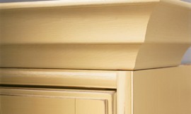 Detailfoto: afwerking van de kroonlijst (zandgele lak). Zuordnung: Stil Landelijke keukens, Planungsart Keuken met keukeneiland