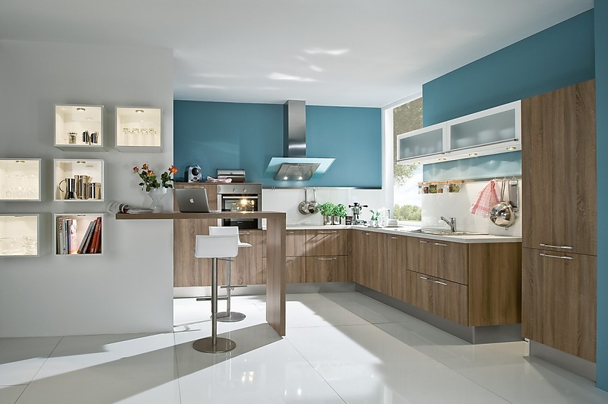 Keuken met acacia look en frisse kleuraccenten