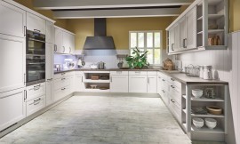 Grote, landhuiskeuken in U-vorm:  deze keuken overtuigd met liefdevolle details. De brede en open kastjes laten de keuken nog ruimer werken. Zuordnung: Stil Landelijke keukens, Planungsart Keuken met keukeneiland